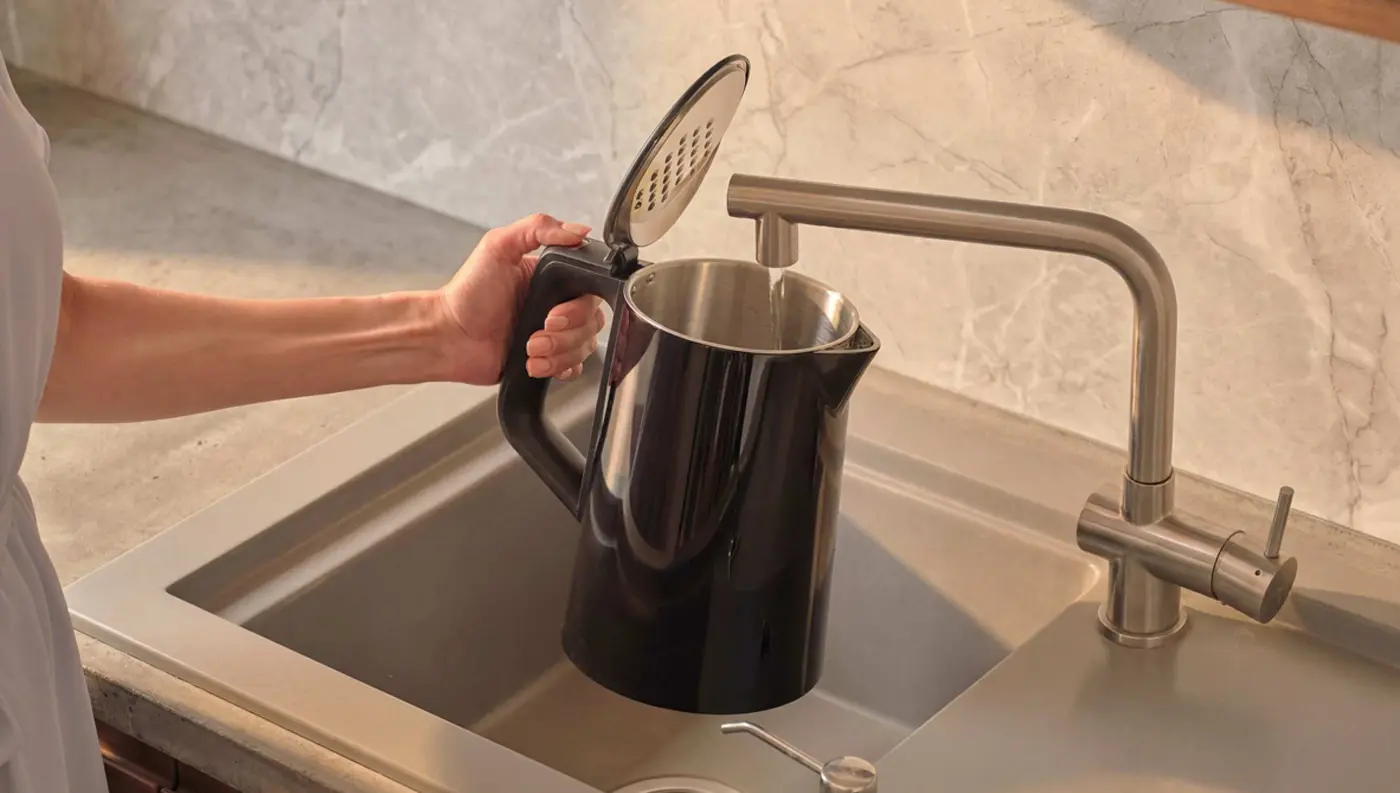 Sencor SWK 0940BK – jednoduché plnenie jednou rukou