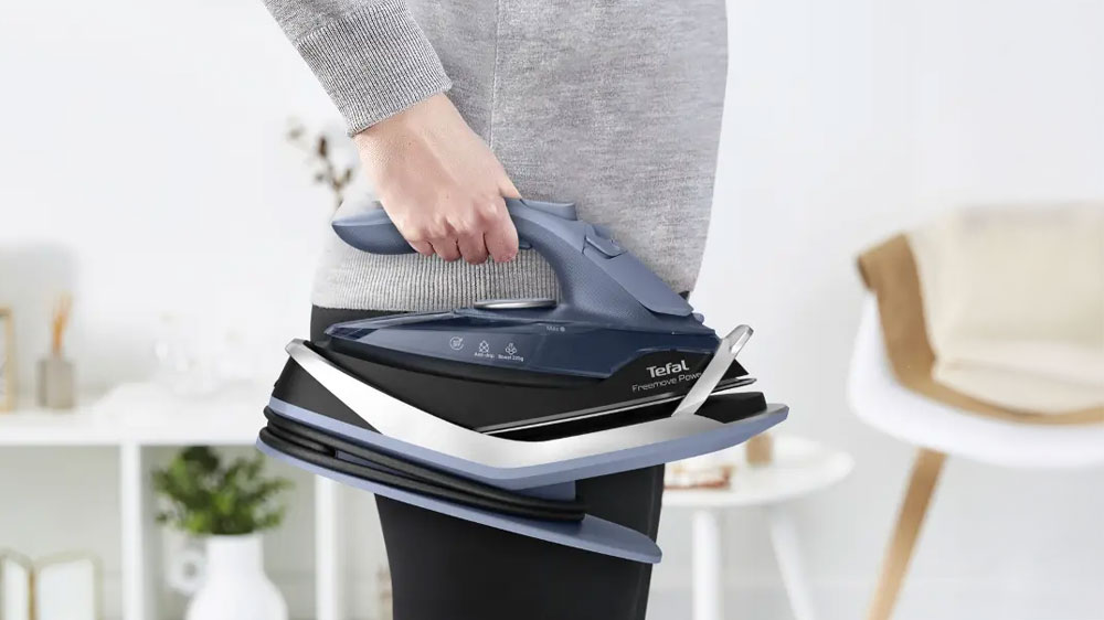 Snadné přenášení napařovací žehličky Tefal FV6675E0 Freemove Power_03