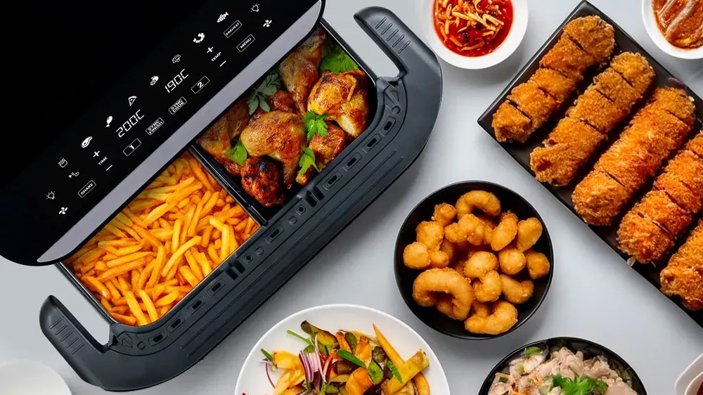 Pohled shora na otevřenou horkovzdušnou fritézu Tesla AirCook FlexiZone Q570 XXL s jídlem uvnitř i okolo_02