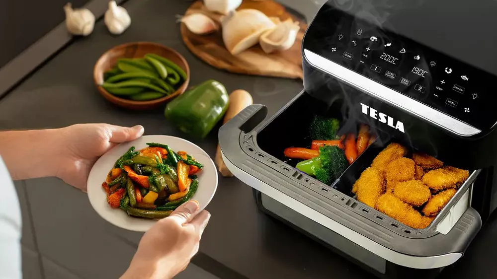 Horkovzdušná fritéza Tesla AirCook FlexiZone Q570 XXL s právě připraveným jídlem na kuchyňské lince_05