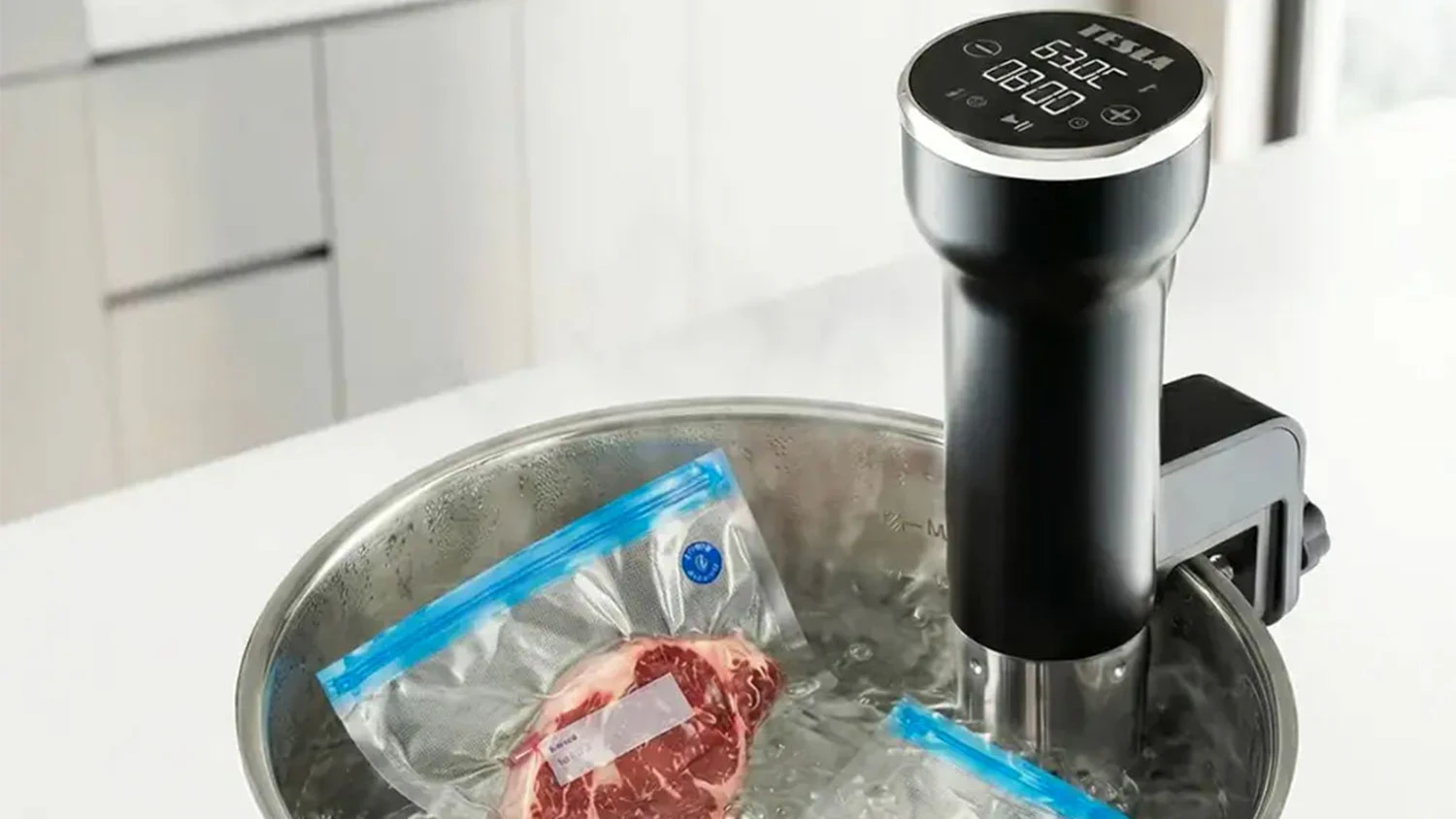 Sous-vide vařič Tesla MD400 SousVide Stick s masem ve vodní lázni