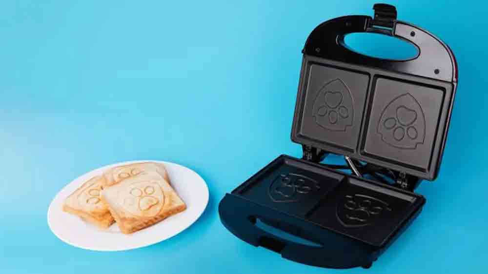 Otvorený toustovač Labková patrola SEN00001 s toustami vedľa na tanieri_03