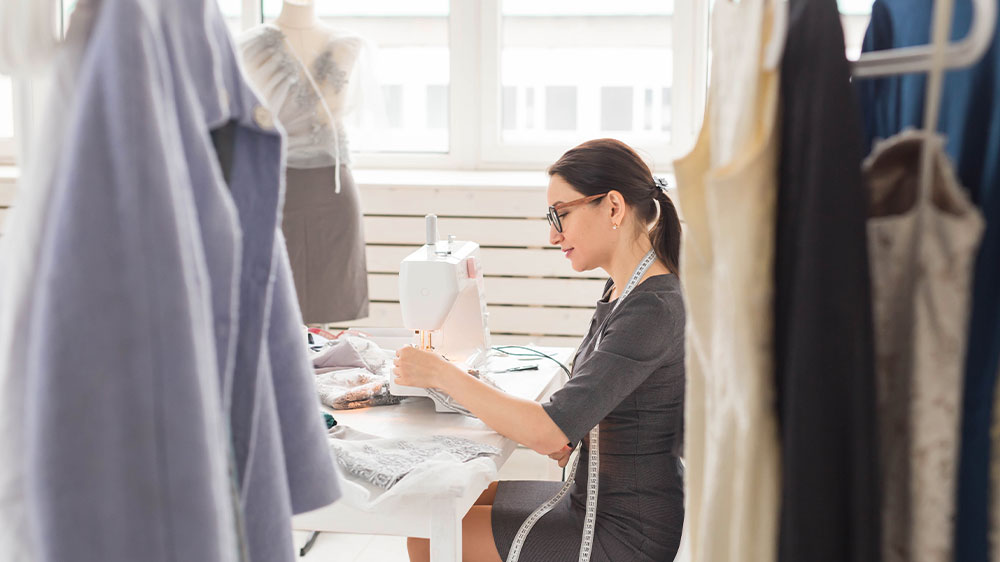 Žena šije na šijacom stroji_02