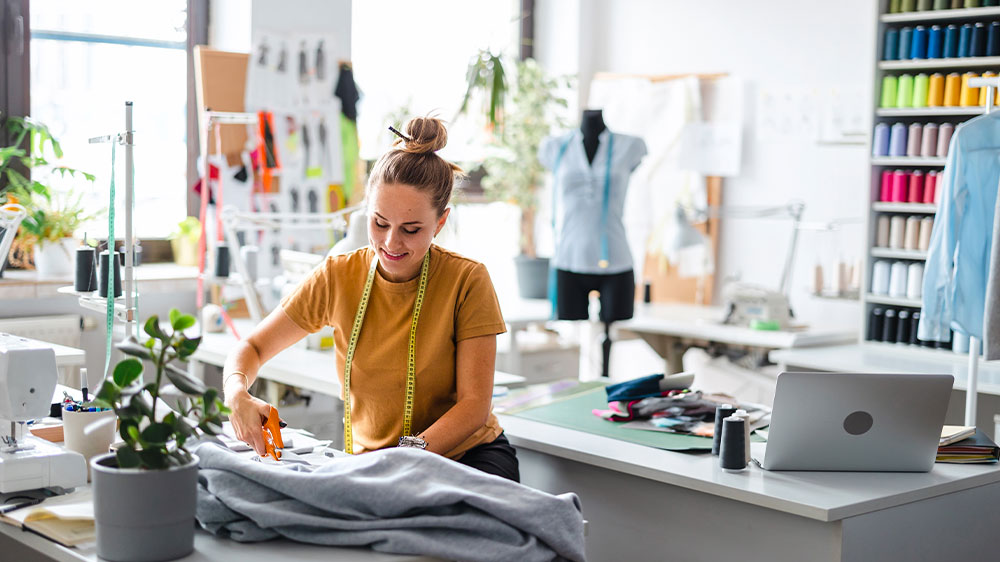 Žena v šijacej dielni_05