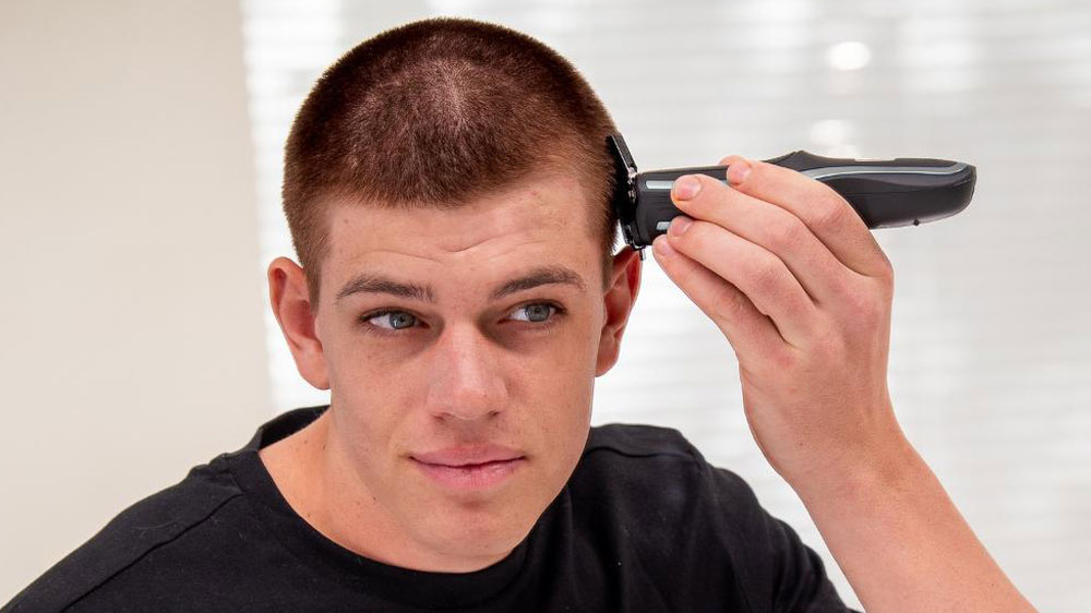 Muž si strihá vlasy zastrihávačom vlasov Wahl Self-Clip 360 3028049_02