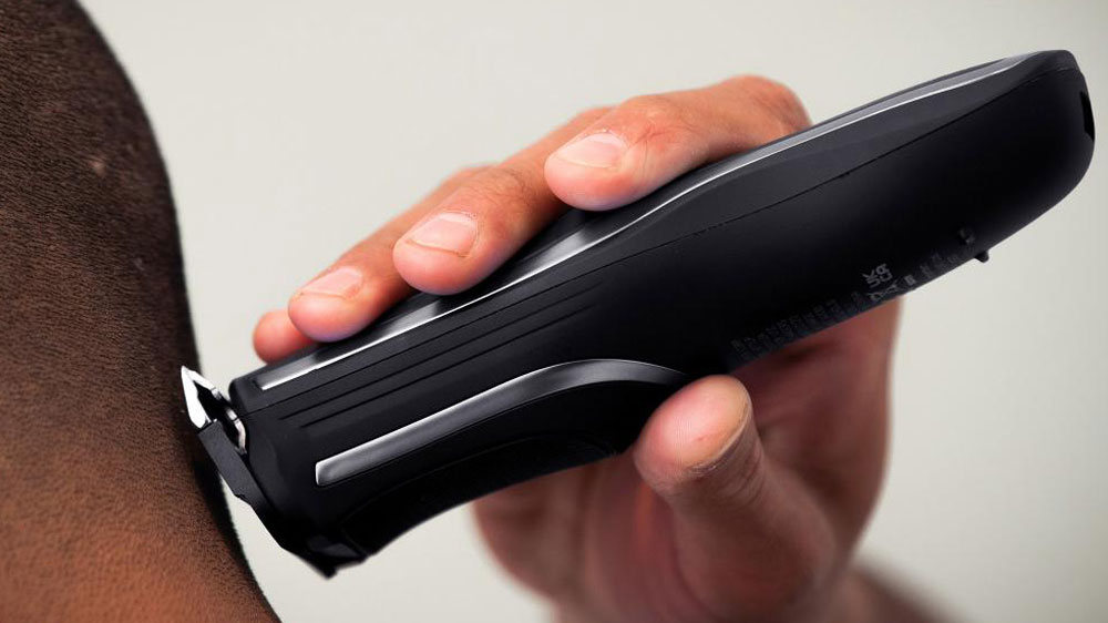 Muž drží zastrihávač vlasov Wahl Self-Clip 360 3028049 vzadu na hlave_03