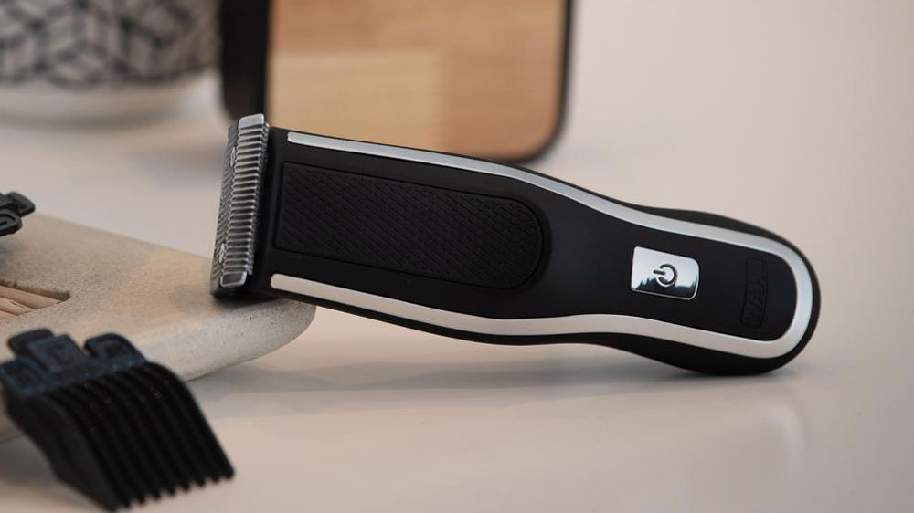 Zastrihávač vlasov Wahl Self-Clip 360 3028049 s nástavcom v kúpeľni_04