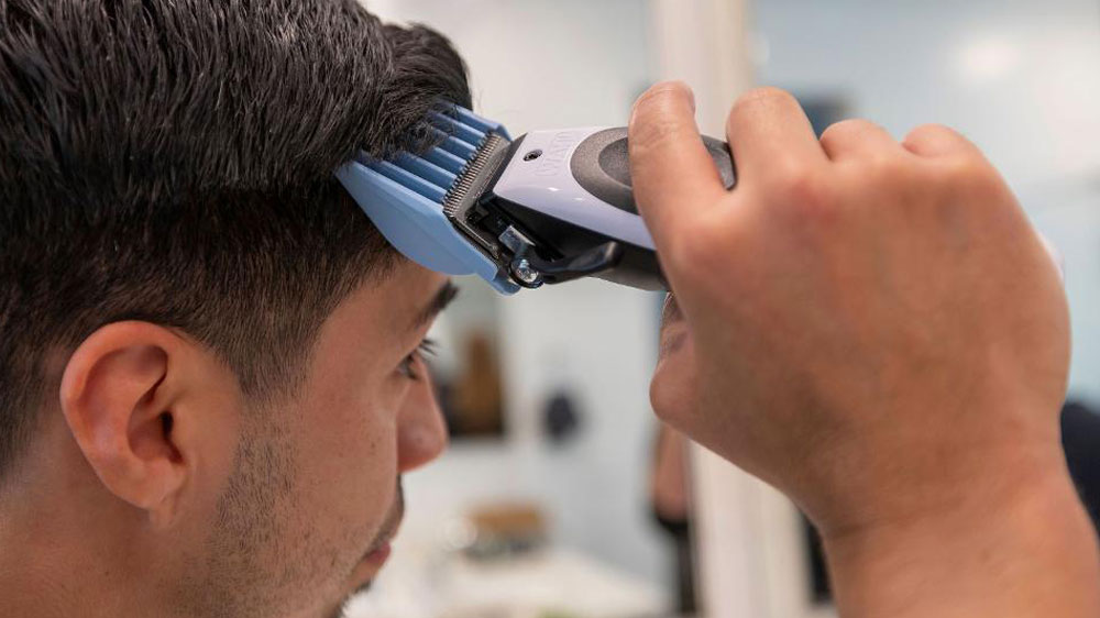 Muž si upravuje vlasy pomocou lítiového zastrihávača vlasov Wahl Color PRO 3028048_02