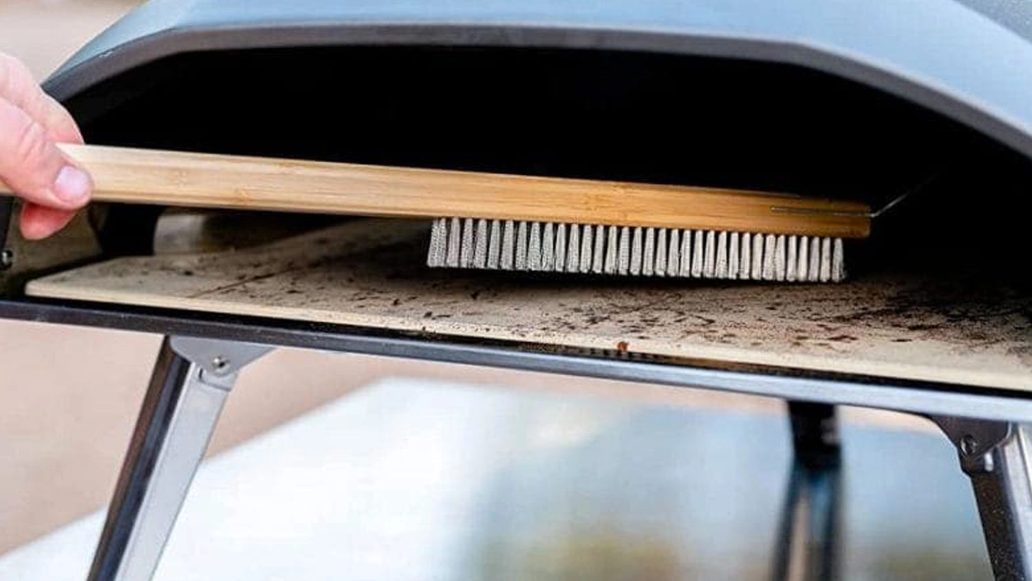 Či&scaron;těn&iacute; pece kart&aacute;čem Witt Pizza Oven Brush