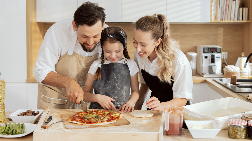 Rodina kr&aacute;j&iacute; dom&aacute;c&iacute; pizzu_02