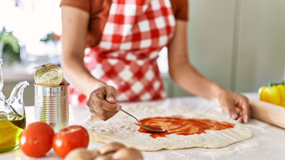 Žena připravuje dom&aacute;c&iacute; pizzu_03