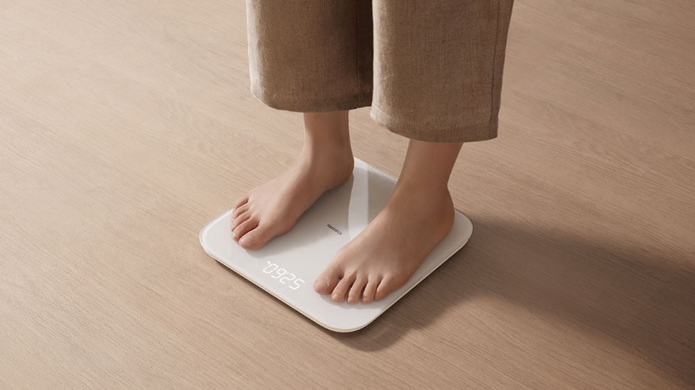 Nohy stojící na osobní váze Xiaomi_02