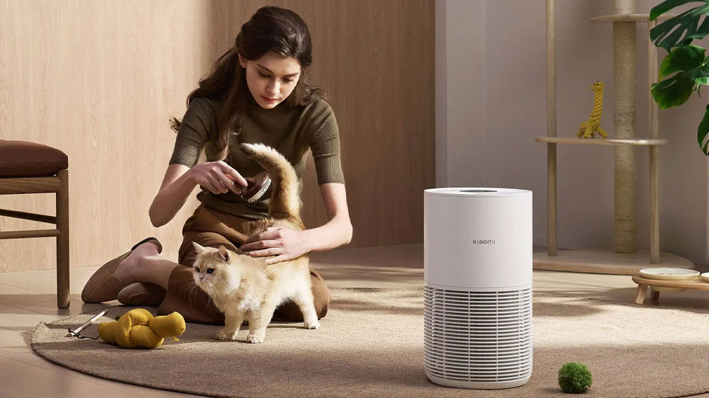 Žena vyčesává kočku u čističky Xiaomi Smart Pet Care Air Purifier_02