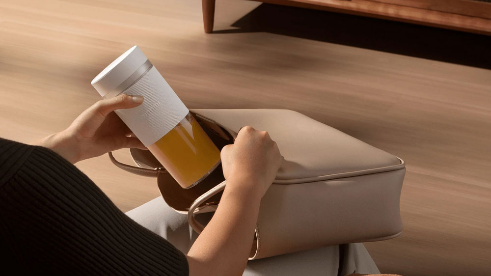 Osoba vkládající mixér Xiaomi Portable Blender do kabelky_02