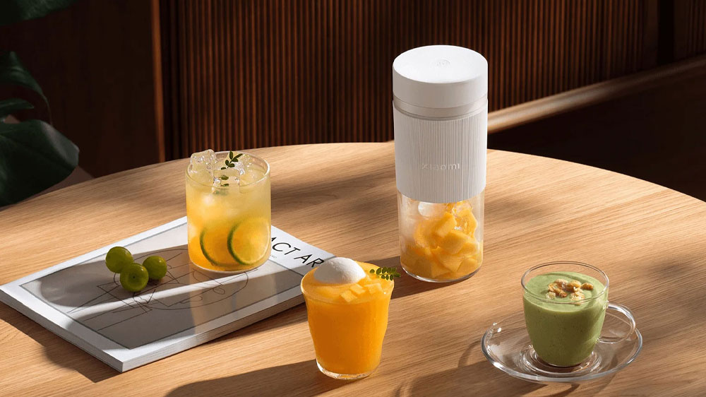 Nápoje ve sklenicích na stole s mixérem Xiaomi Portable Blender_03