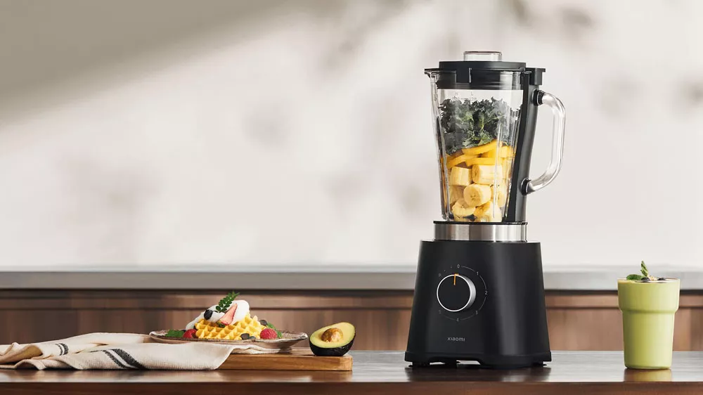 Stolný mixér Xiaomi Blender EÚ naplnený ingredienciami a vedľa tanierik a hrnček s dobrotami_02