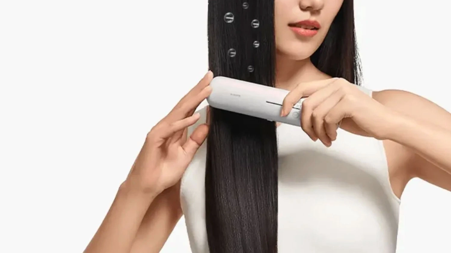 Žena si pročesává vlasy kartáčem Xiaomi Cordless Hair Straightener Brush