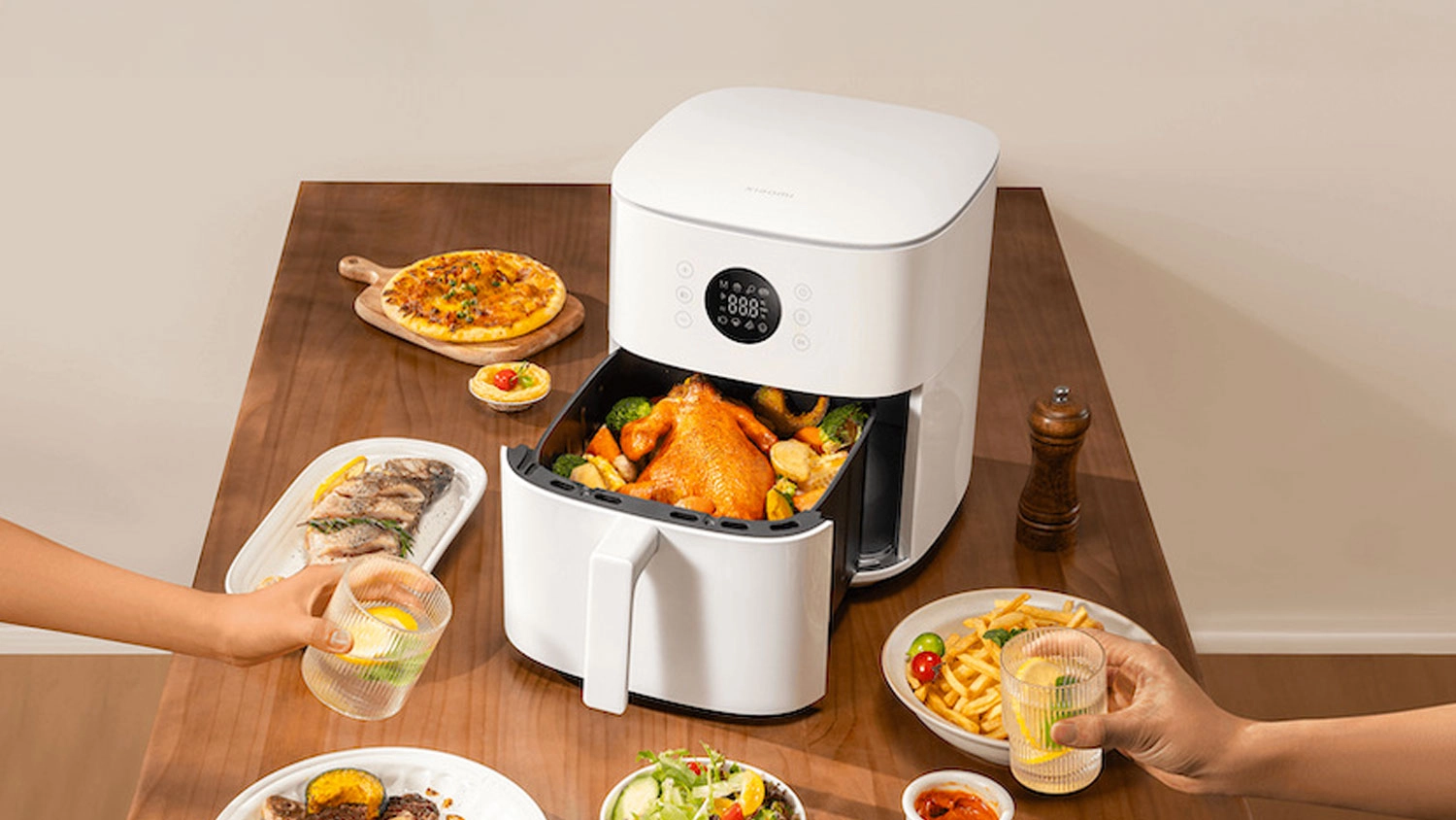 Horkovzdušná fritéza Xiaomi MAF-W6501 a kolem připravené jídlo