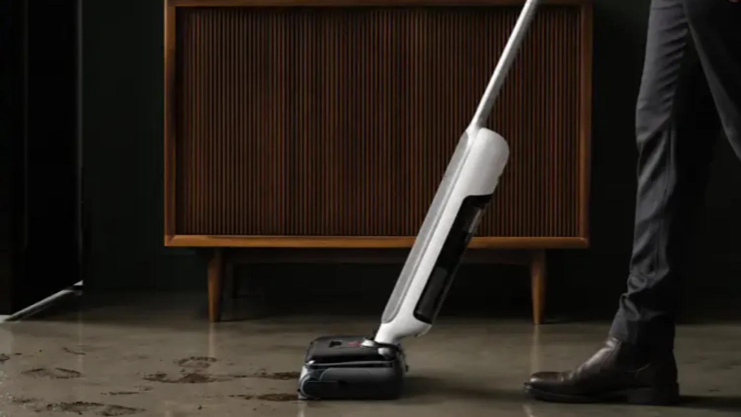 Člověk uklízí s tyčovým vysavačem s mopem Xiaomi Mijia Wireless Wet Dry Vacuum 5 Pro