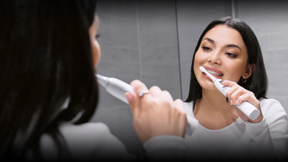 Žena si čistí zuby kartáčkem AENO_04