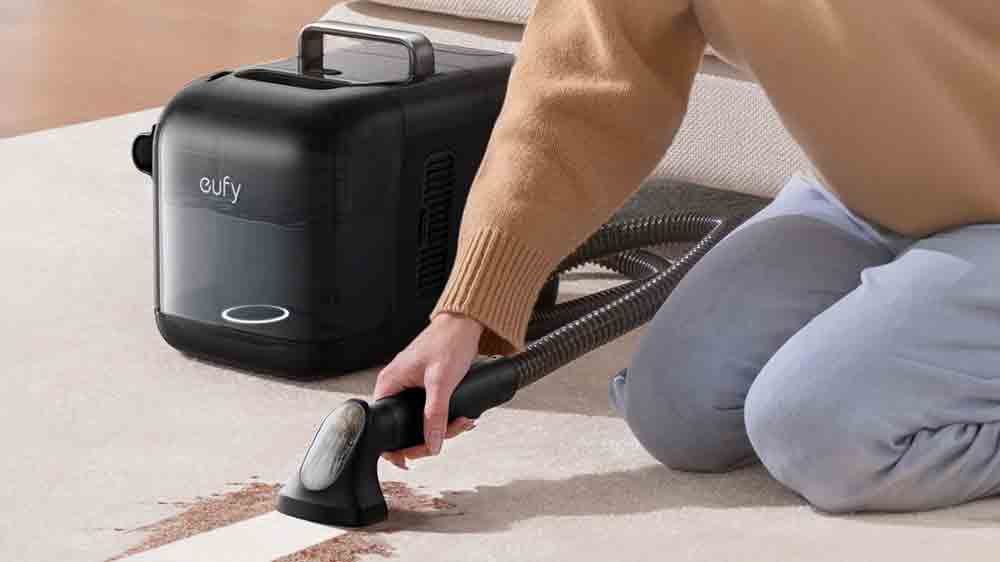 Žena čistí koberec s čističem FlexiOne robotického vysavače Anker Eufy Omni E28_02