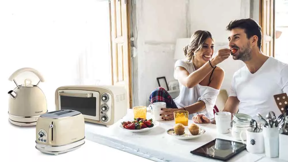 Muž se ženou v kuchyni s př&iacute;stroji Ariete_02