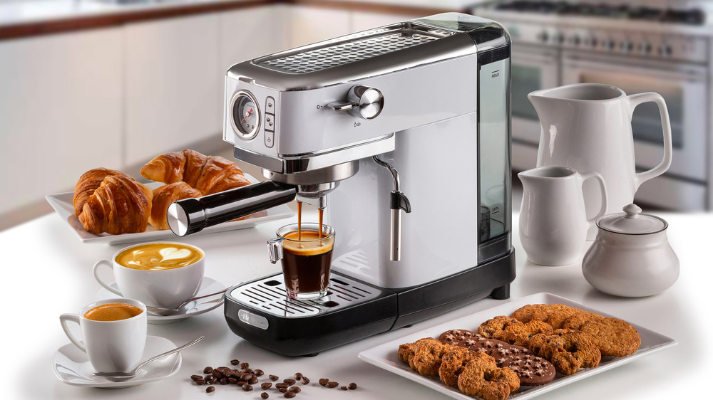 Pákový kávovar Ariete Moderna slim 1381/14 s kávou a pečivem_02