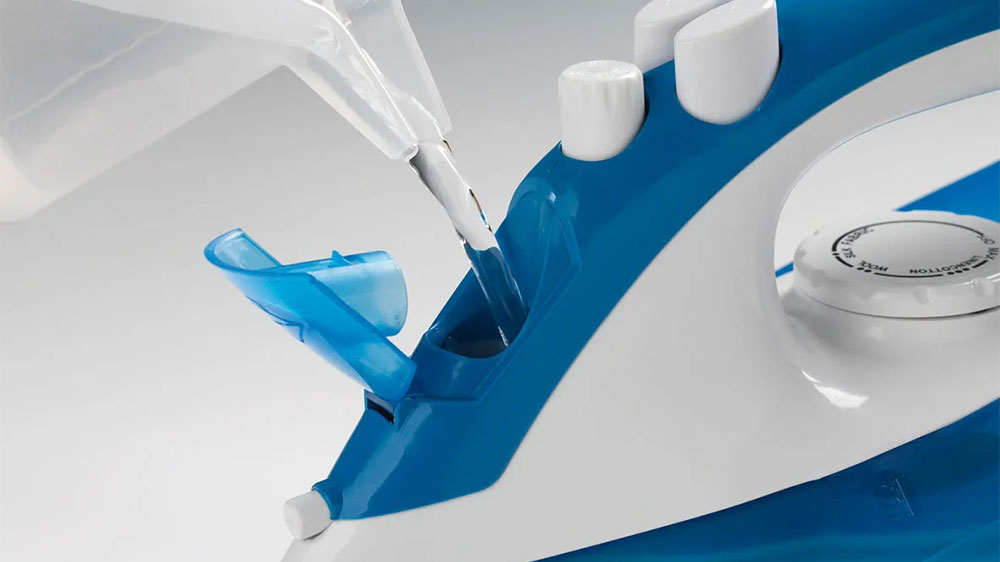 Napařovací žehlička Ariete ART 6234 lití vody do nádobky_02