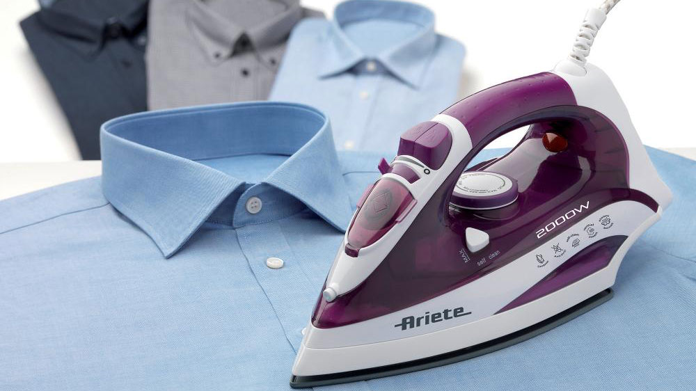Napařovací žehlička Ariete ART 6235 žehlení košile_03