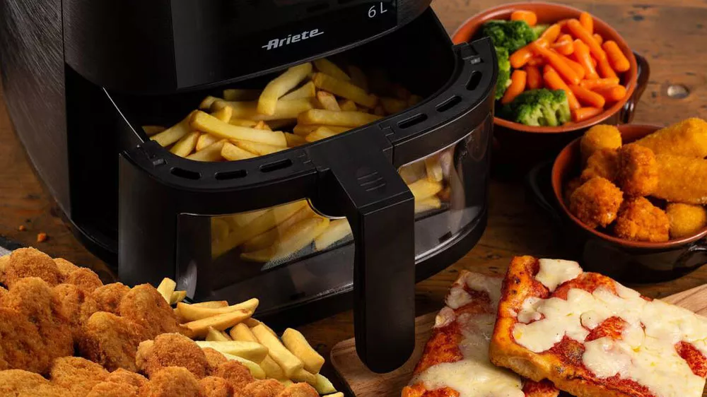 Horkovzdušná fritéza Ariete 4626 s připraveným jídlem_02