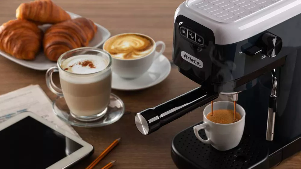 P&aacute;kov&eacute; espresso Ariete ART 1399 na stole s připravenou k&aacute;vou_02