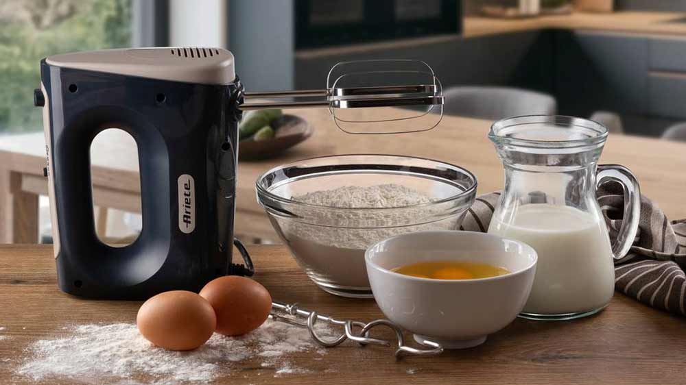 Ruční šlehač Ariete Breakfast 1545 s ingrediencemi na pečení_02