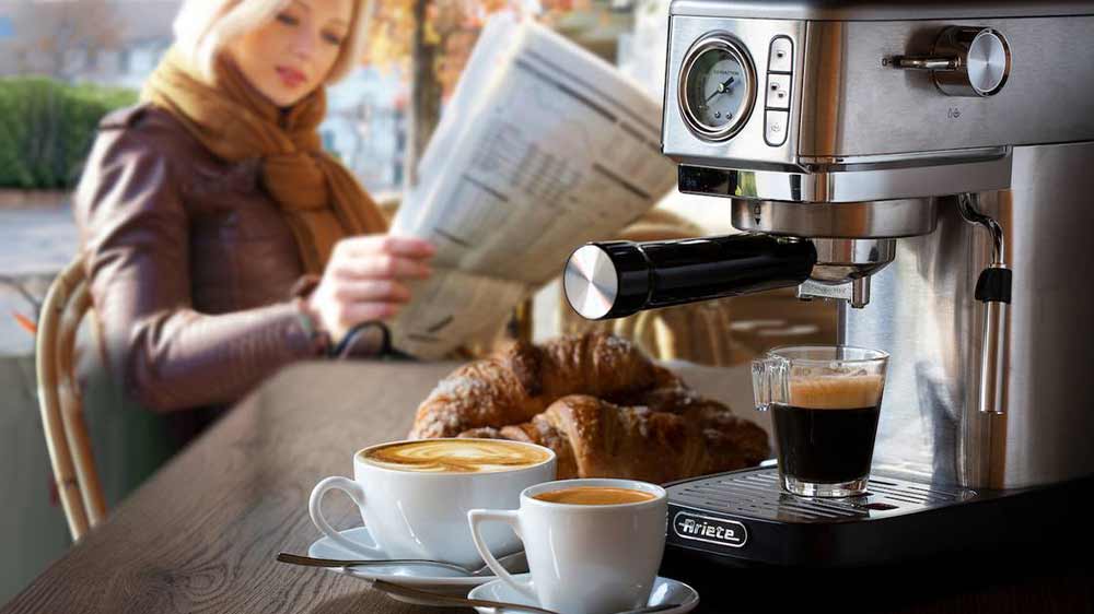 Žena si čte noviny a káva u espresso Ariete 1381/10_02