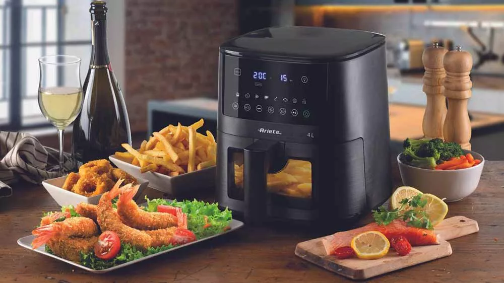 Horkovzdušná fritéza Ariete Air Fryer 4l 4633 s připraveným jídlem okolo_03