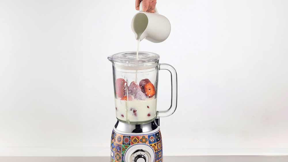 Príprava mliečneho koktailu so stolným mixérom Ariete Capri Blender 583/CA_02