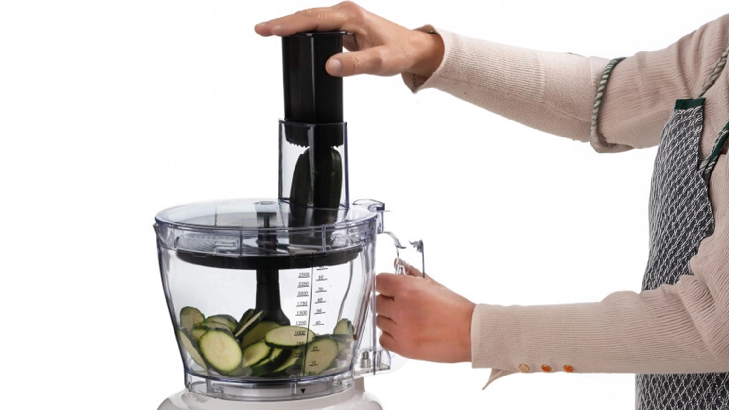 Kr&aacute;jen&iacute; zeleniny pomoc&iacute; kuchyňsk&eacute;ho robota Ariete Moderna Gourmet Pro 1782/01