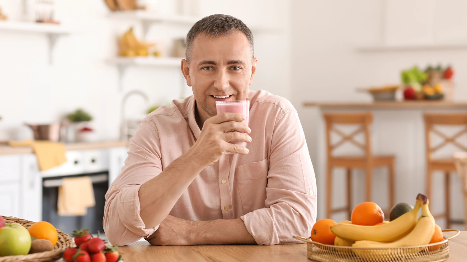 Muž pijící smoothie
