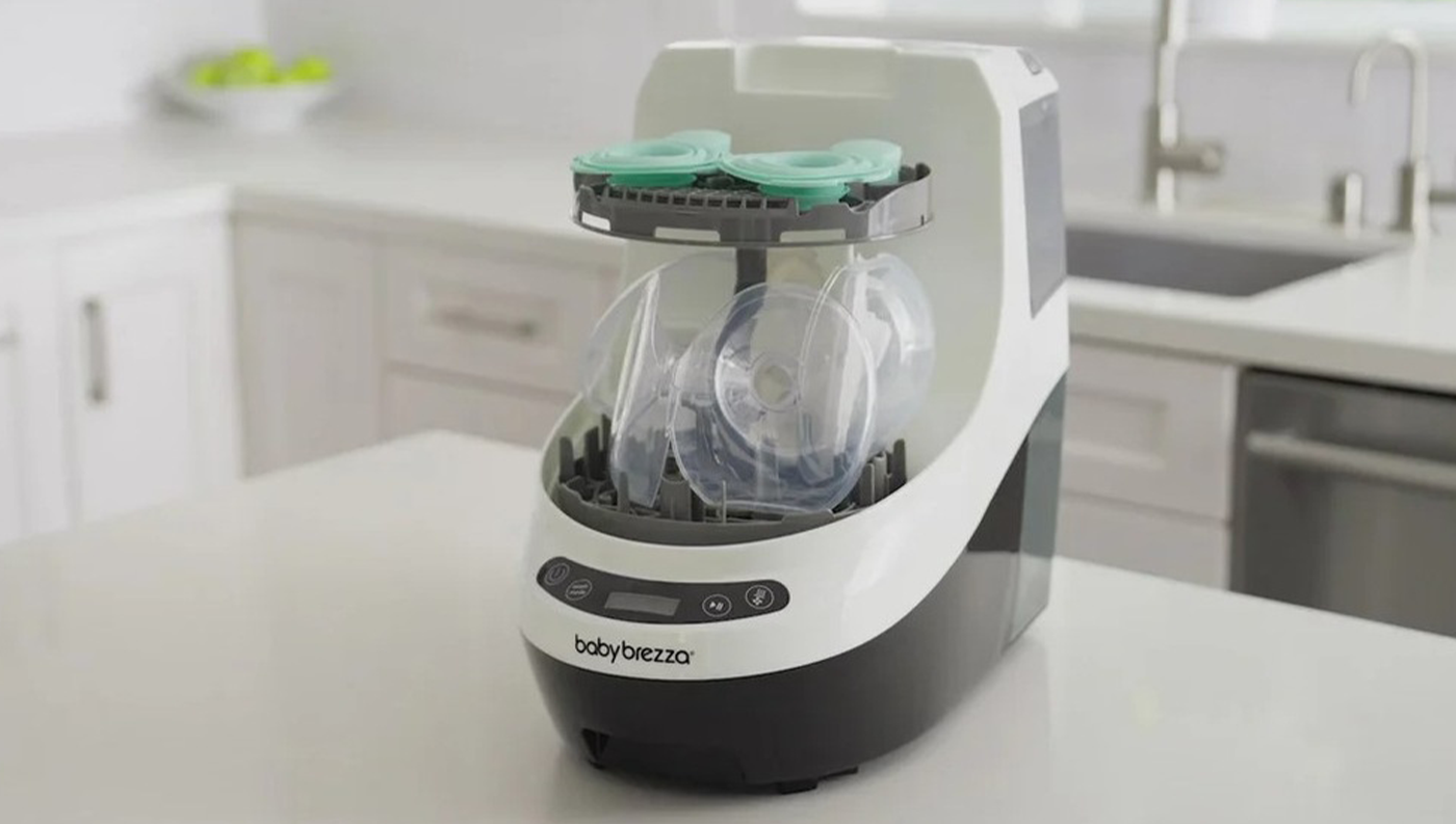 Sterilizátor Baby Brezza bottle washer pro bílo-černý lahví na kuchyňské lince