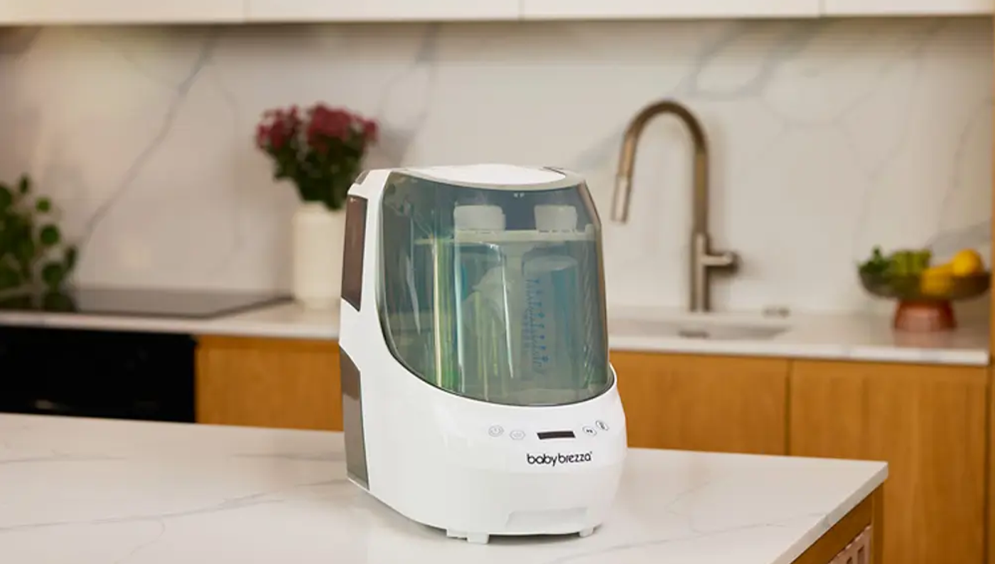 Sterilizátor Baby Brezza bottle washer pro bílo-černý lahví na kuchyňské lince