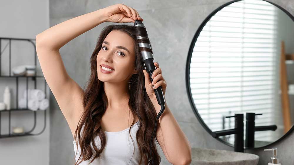 Žena si natáčí vlasy_03