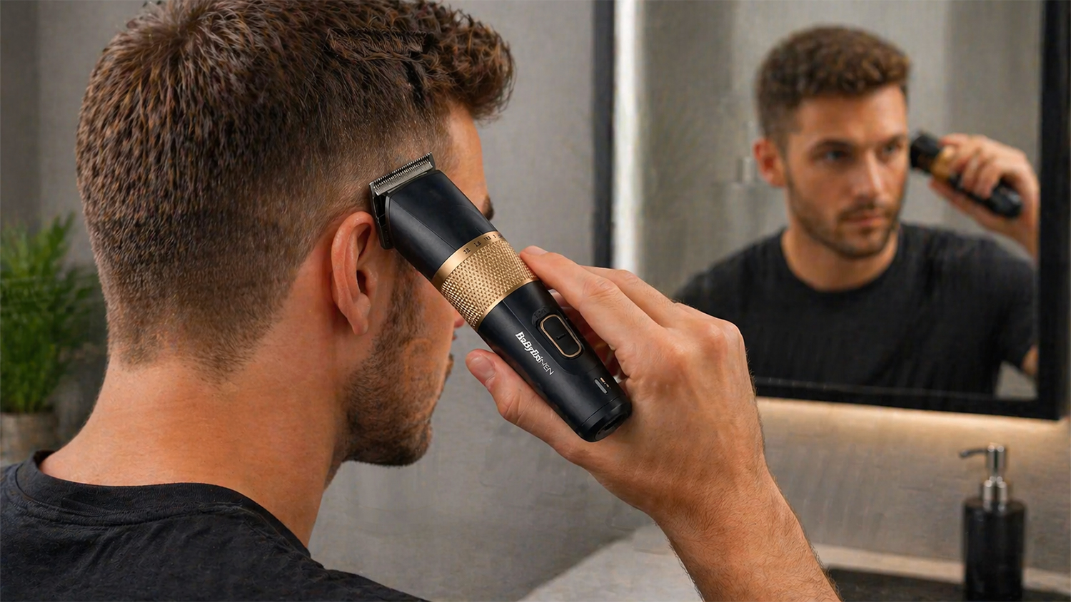 Zastřihovač vlasů BaByliss Lithium Power E986E demonstrující ergonomické držení a snadné ovládání při použití