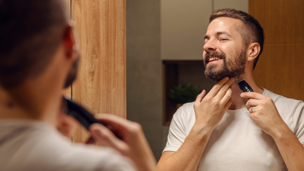 Muž upravující si vousy bezdrátovým zastřihovačem_01