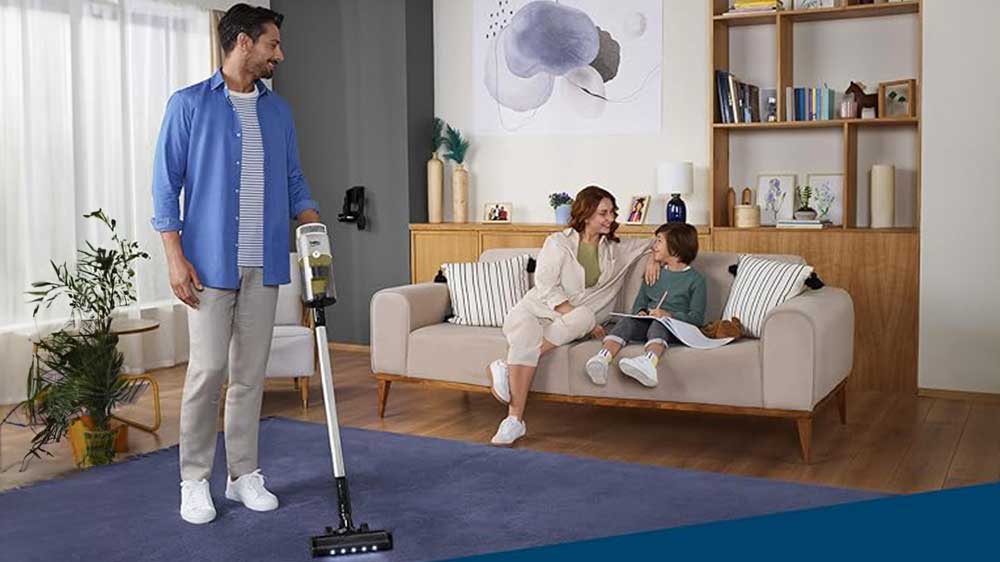 Muž při úklidu s tyčovým vysavačem Beko VRT76325 VW_04
