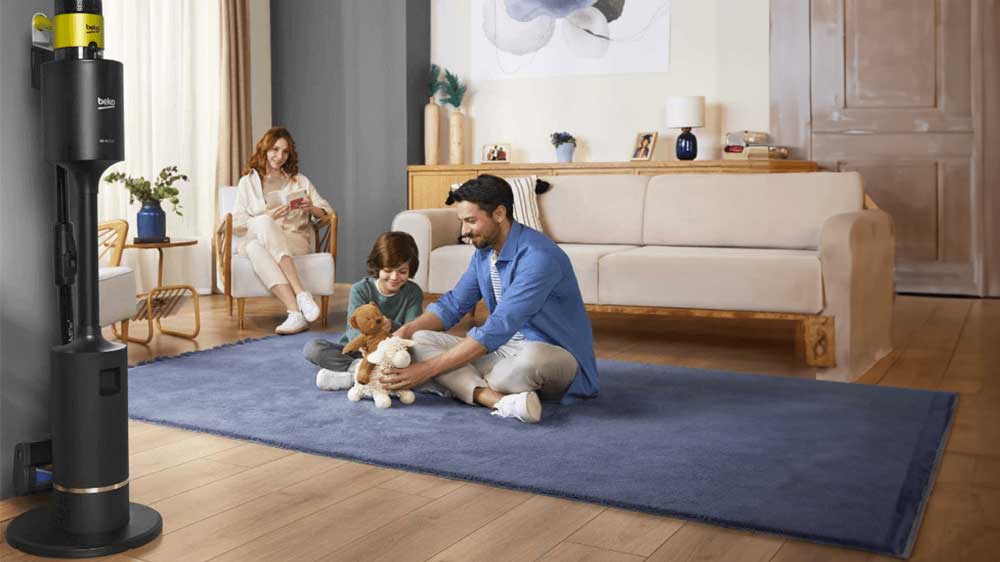 Šťastná rodina užívající si čistou domácnost_04