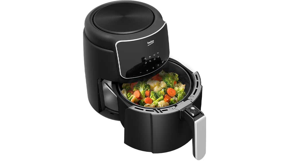 Horkovzdušná fritéza Beko FRL 2244 B připravuje zeleninu_02