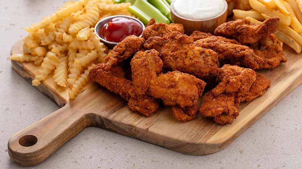 Kuřecí křidýlka a hranolky připravené v horkovzdušné fritéze_02