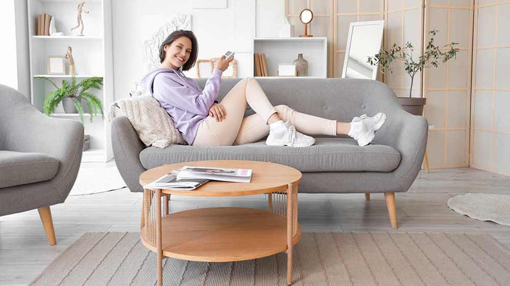 Žena už&iacute;vaj&iacute;c&iacute; si vychlazenou m&iacute;snost_02