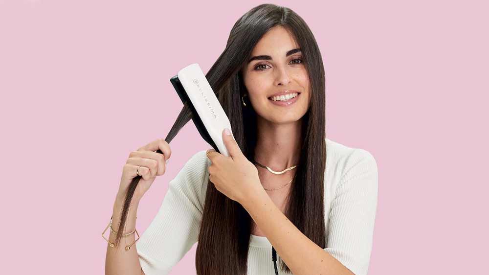 Žena si upravuje vlasy žehličkou Bellissima_02