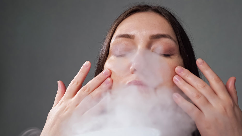 Žena, nechávající si působit na pleť páru_03