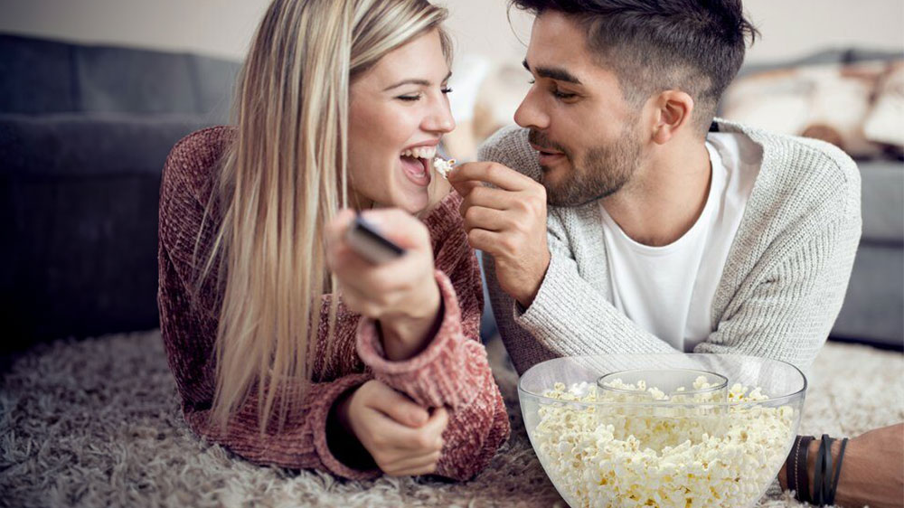 Pár si vychutnává popkorn z popkornovače BEPER P101CUD052_02